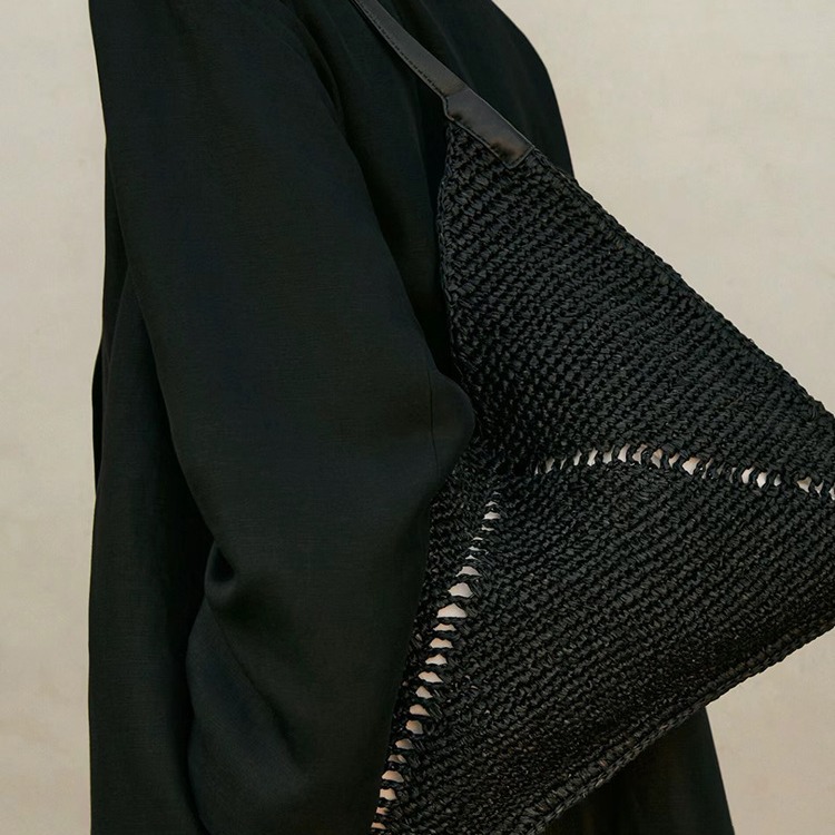 Instagram-Influencer mit dem gleichen Auto, das eine faltbare Handtasche aus Stroh mit einer Schulter, eine gewebte Tasche, einen Strandurlaub näht_voghion.com