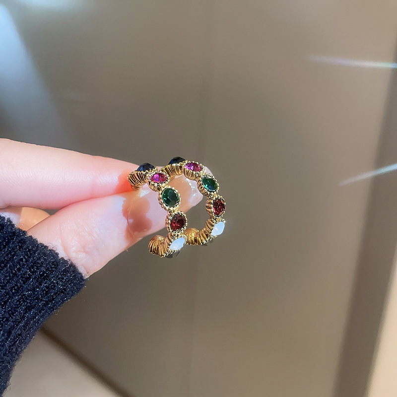 Retro C Shape Copper Inlay Rhinestones Ear Studs 1 Pair