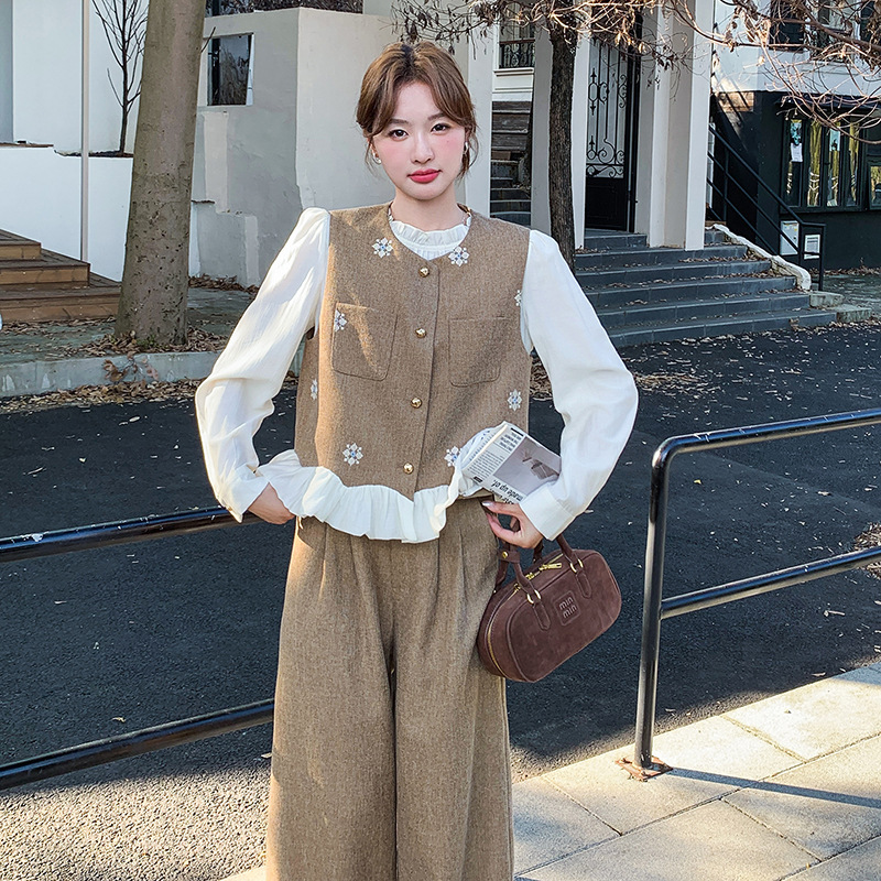 卡其色韩系设计感刺绣马甲套装女2025秋季新款打底衫休闲裤三件套|undefined