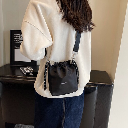 Cloth bag women's new fashion niche design one-shoulder crossbody bag high-end style bucket bag wholesale