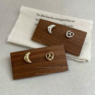 秋冬个性不对称碱水牛角包AB耳钉女银针简约设计感小巧面包耳饰