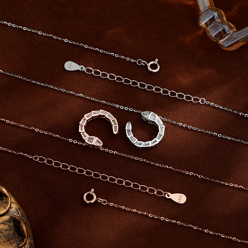 2025 nuevo 925 plata esterlina con diamantes completos en forma de C collar de serpiente espiritual para mujeres lujo ligero nicho de alto nivel sensación de la cadena de clavícula del año de la vida