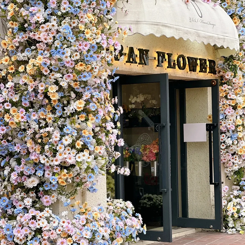 夏の清新なシミュレーション菊の店の入り口の花の壁の装飾の屋外のシミュレーションの花のシーンの配置はカードの造花を打ちます。|undefined