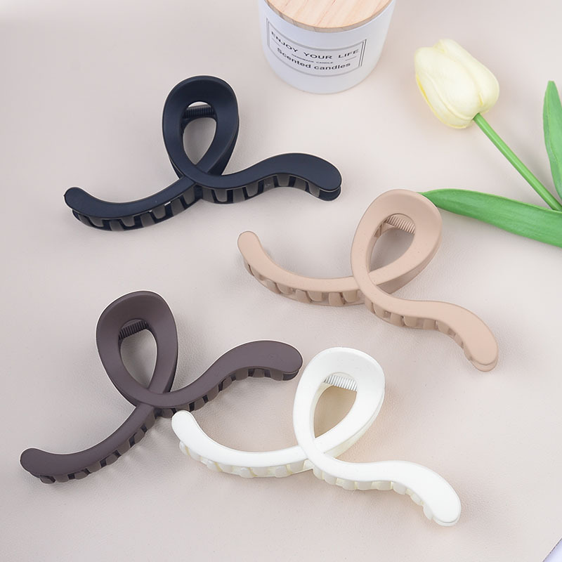 Demi-season matte wavy big crab pin