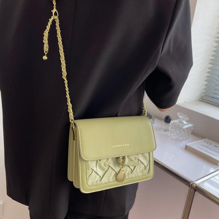 Bolso cuadrado pequeño de venta caliente único extranjero para mujer 2025 nuevo bolso de hombro de cadena de todo fósforo de alta gama bolso de mensajero casual de moda para mujer