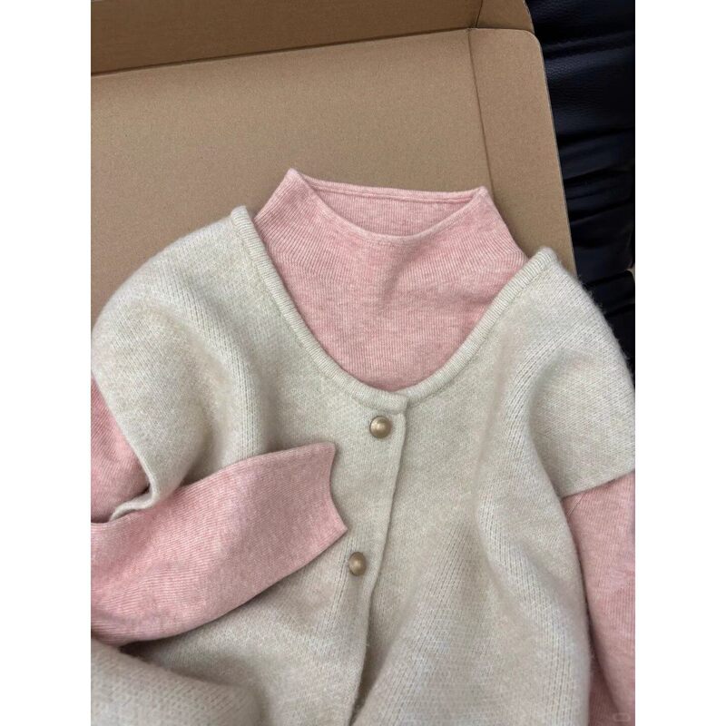 A Must-Have for Good Looks~ Vintage Round-Neck Knitwear for Women That Looks Great When Layered, Paired with a Half-Turtleneck Sweater as a Base Layer