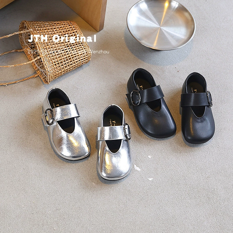 2025 новые осенние девичьи туфли с мелким вырезом, мягкой подошвой, модные детские туфли во французском стиле, кожаные туфли в иностранном стиле, черные туфли