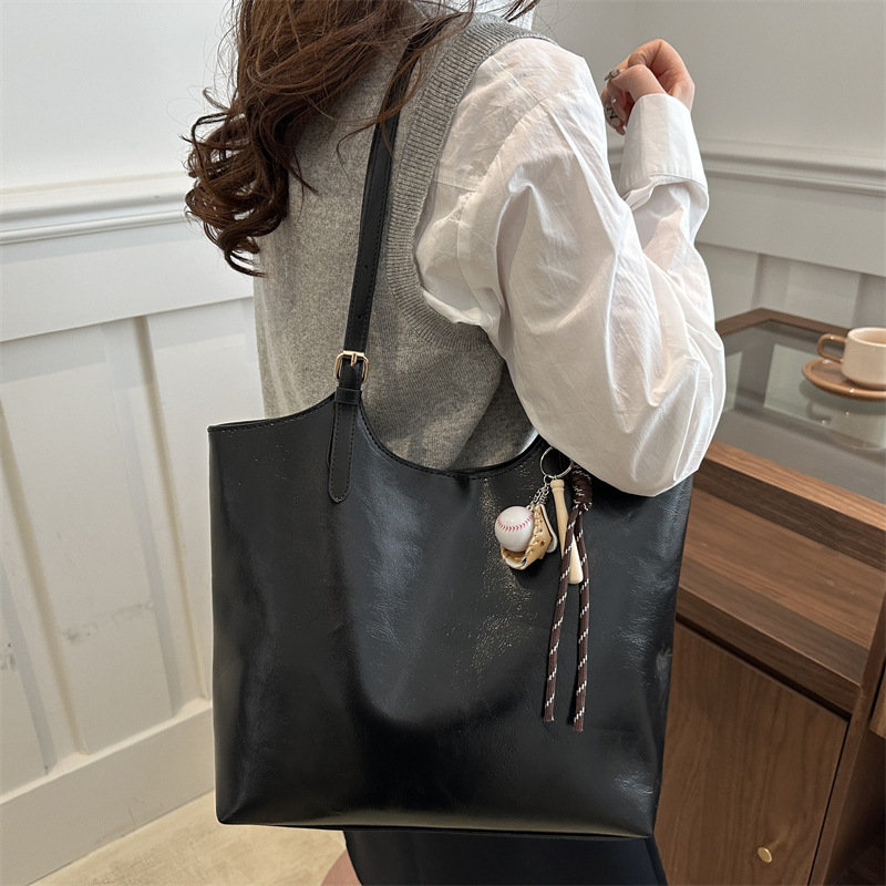 Bolsa de hombro para mujeres 2025, nuevo otoño y invierno, estilo retro, sensación versátil, bolso de viaje de gran capacidad, bolso de color sólido