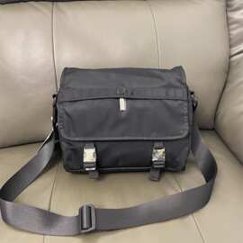 瑜伽健身斜挎包黑色经典邮差包翻盖单肩平板包金属扣跨境代发LU