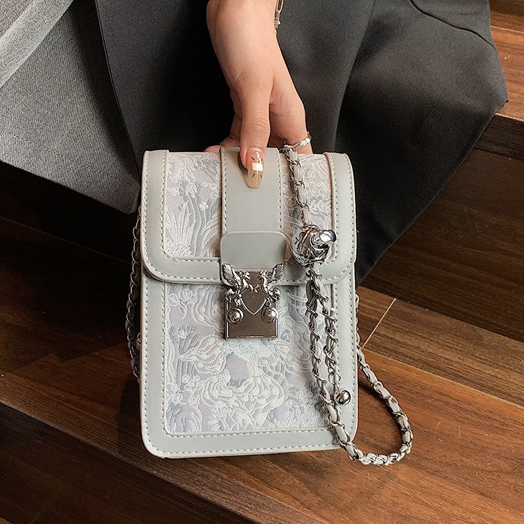 Bolsa pequeña de alta calidad para mujeres 2023 nuevo verano popular todo partido bolsa de mensajero estilo occidental cadena hombro bolsa de teléfono