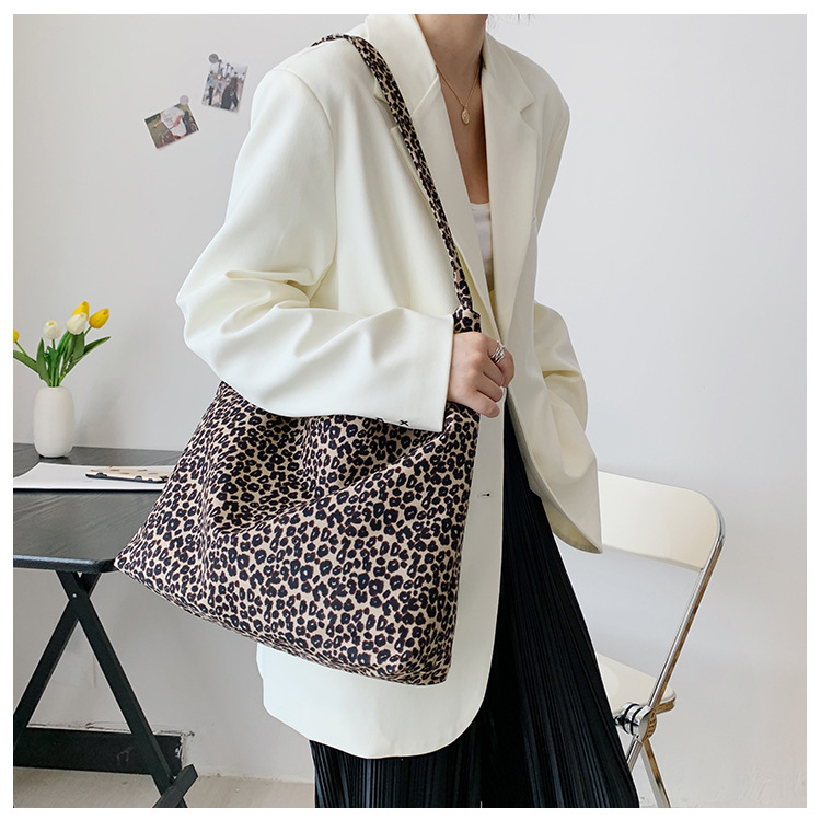 2024 new small leopard print shoulder shopping fashion canvas women's handbag stylish armpit bag_voghion.com
