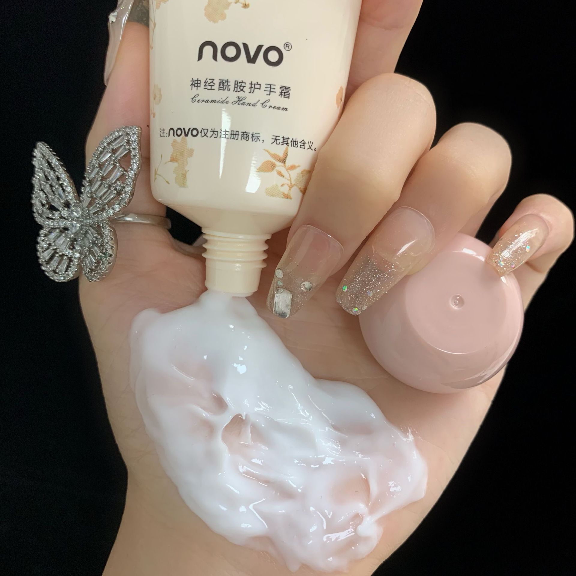 NOVO hand cream is naturally moisturizing, hydrating and hydrating. It is refreshing and non-greasy in autumn and winter. It is small, portable and affordable for students undefined