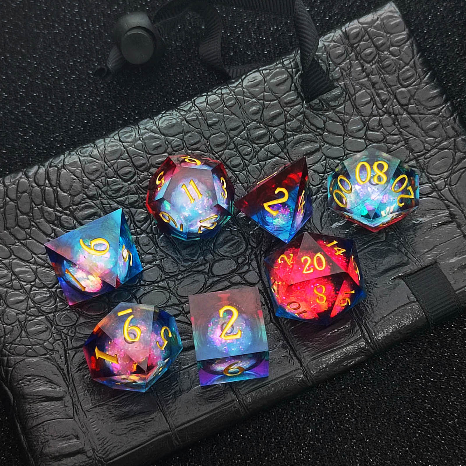 빨간색과 파란색의 2색 유사-금색 글자