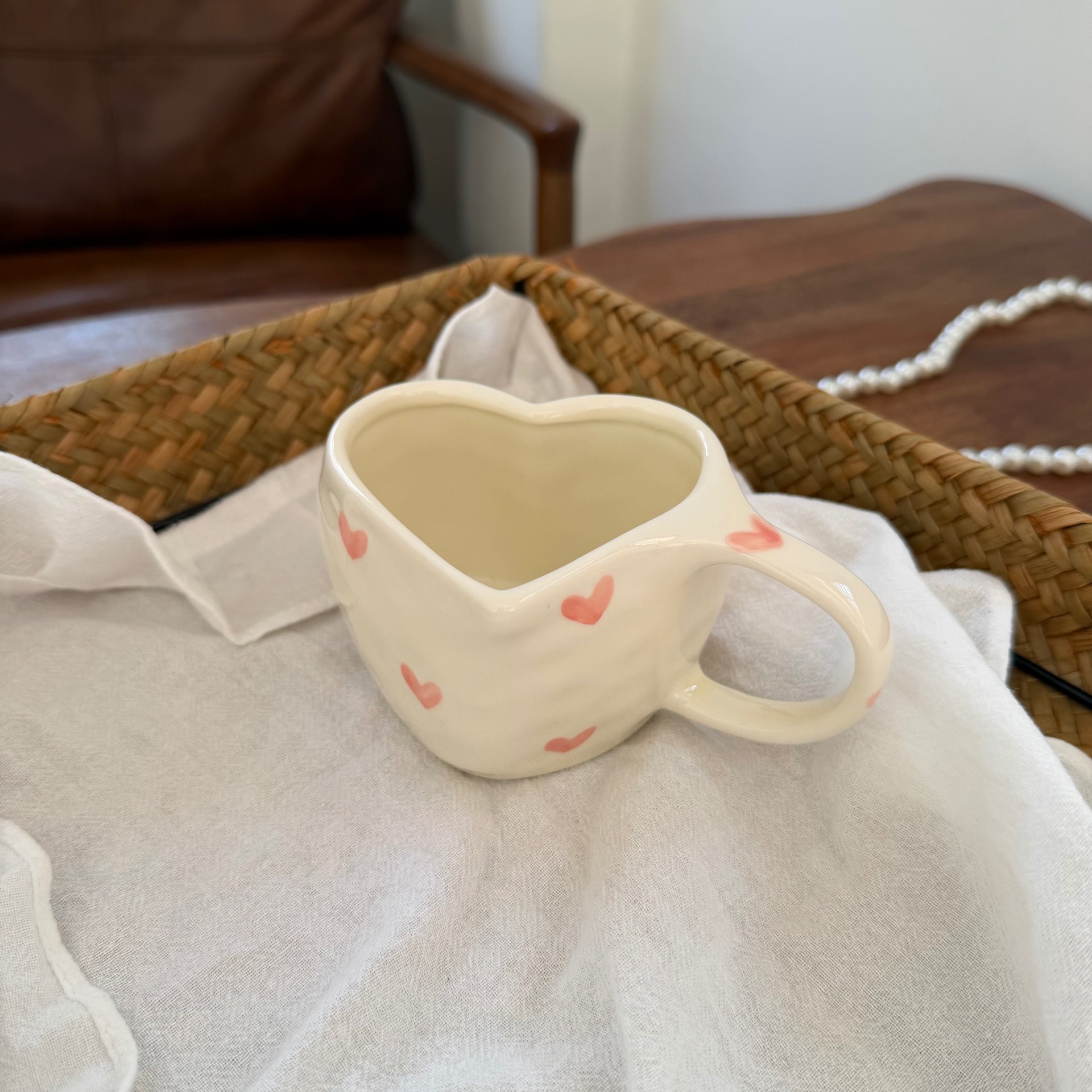 Estilo coreano inswind pintado a mano amor cerámica tazas y platos mano empujada irregular taza de café en forma de corazón plato de mesa de la tarde plato de taza