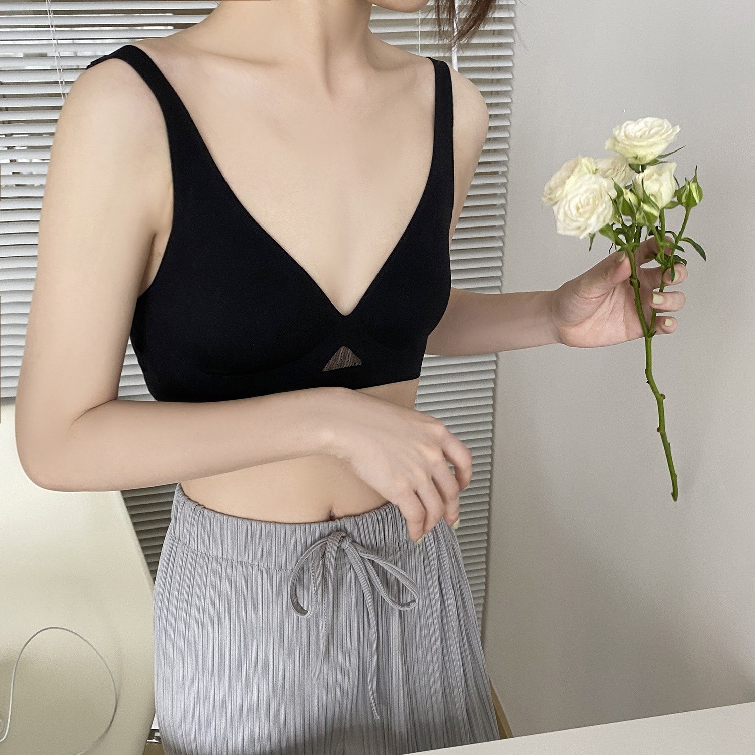 Tira de jalea ropa interior de niña de mujer hueco simple colección de mama inalámbrica pecho pequeño cómodo transpirable Sujetador de copa no vacío