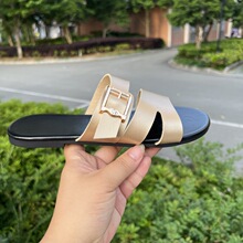 一字拖，让你的双脚在夏日阳光下熠熠生辉。