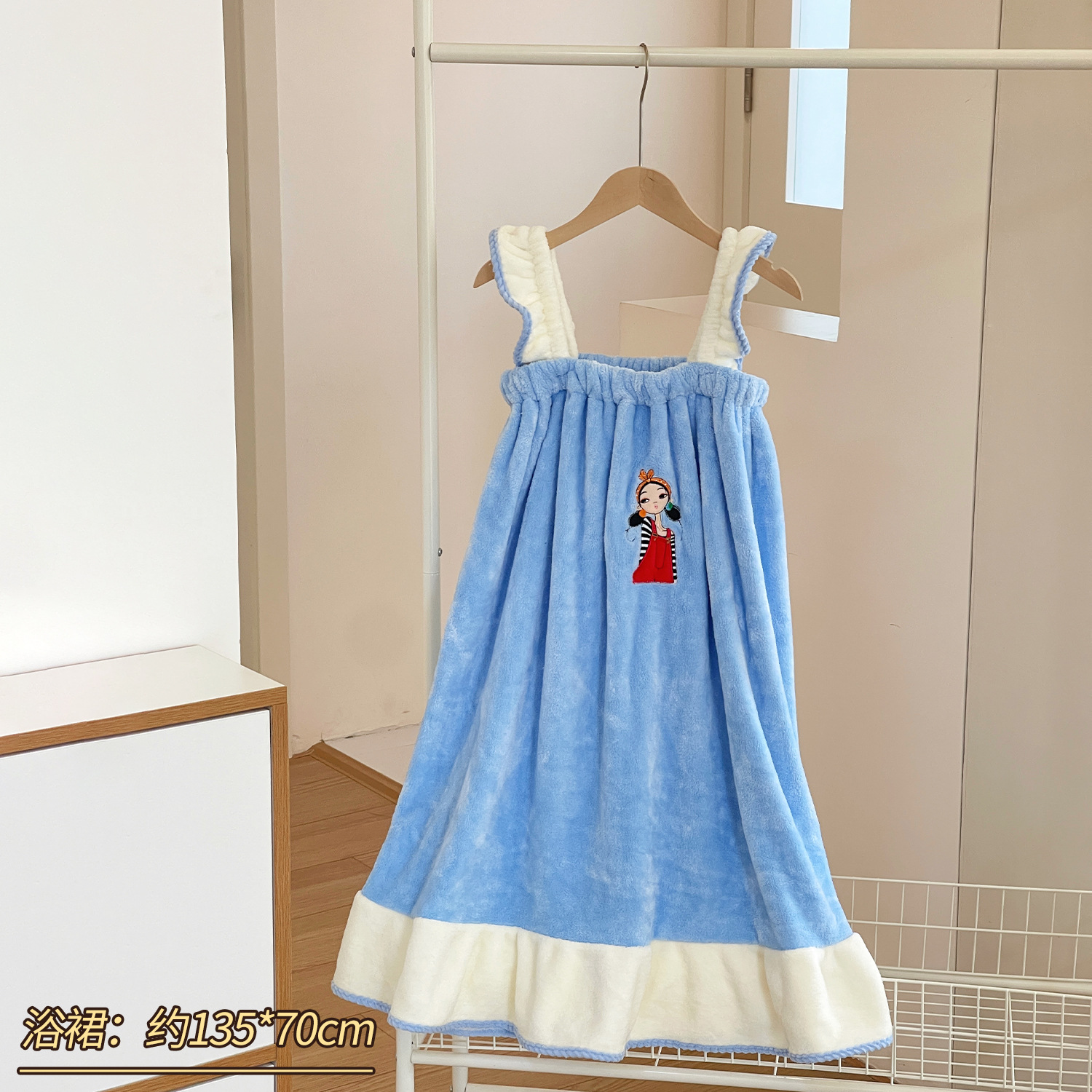 En verano, el hogar absorbe agua y se seca rápidamente. Se puede usar. Se puede envolver en una toalla de baño.