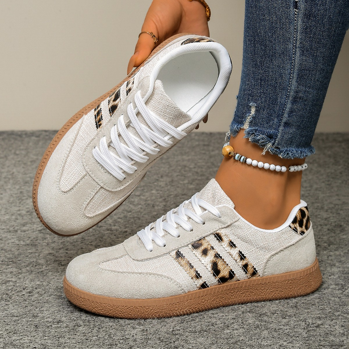 Comercio exterior de tamaño grande primavera y otoño nuevo retrógrado leopardo pequeño zapato blanco mujer transfronteriza correa de cabeza redonda de tamaño grande zapatos de skate casuales versátiles
