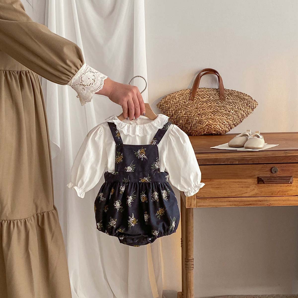 Bebé ropa de primavera pequeña Correa floral mono bebé niña de estilo coreano de manga larga de dos piezas vaina ropa de recién nacido