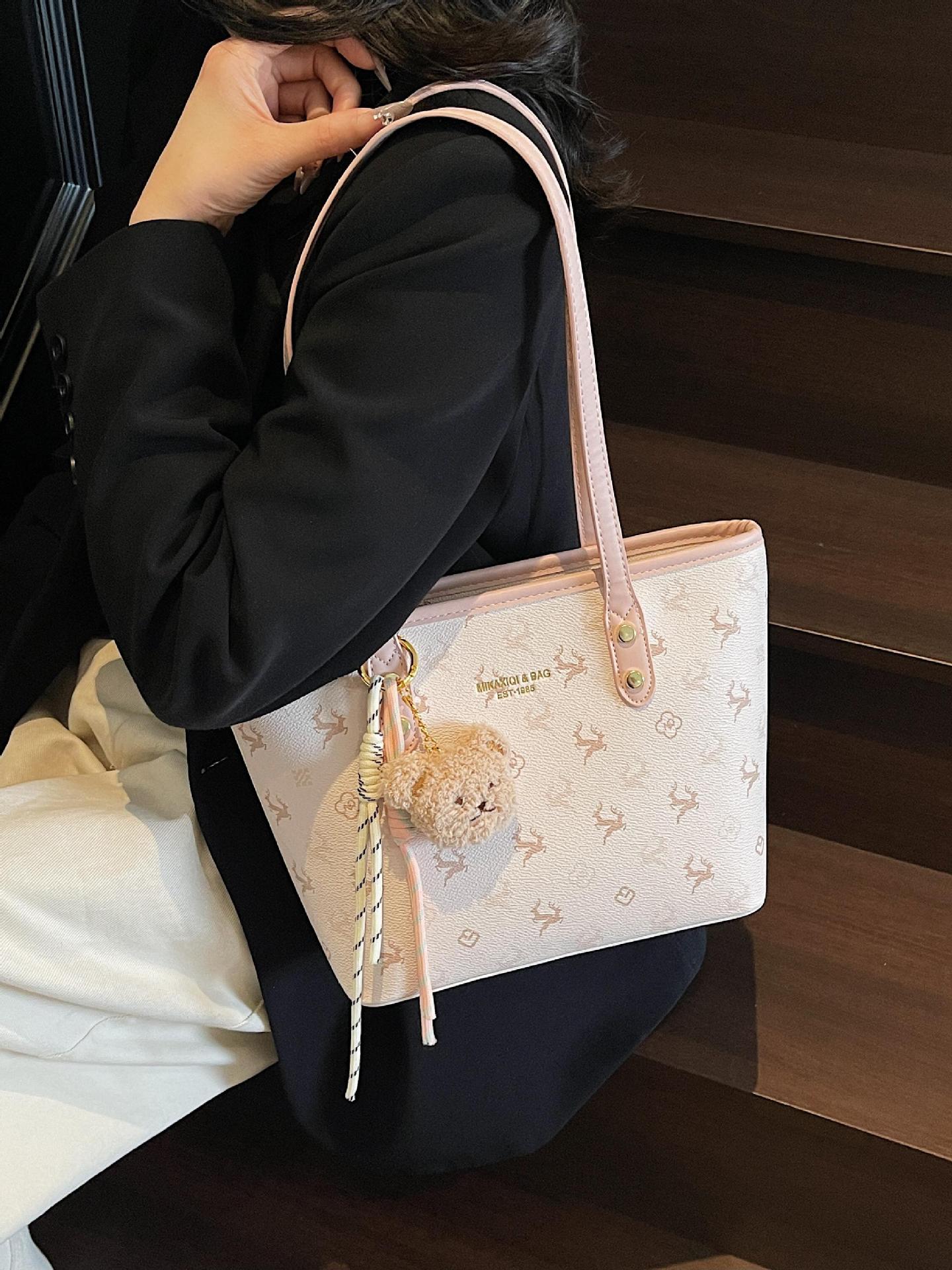 Bolsas de PU al por mayor de comercio exterior Bolsas de alta capacidad para mujeres 2025 Nuevos productos Bolsas de axilas de un solo hombro de alta gama para viajeros todo fósforo