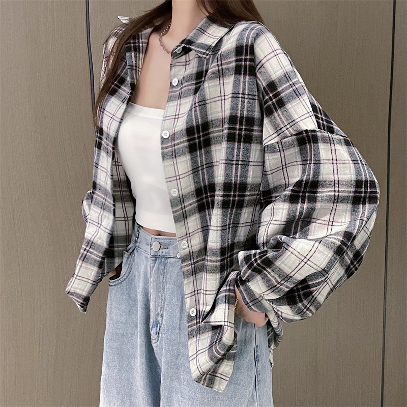 実際に日韓のレトロな格子のシャツの女性の外で長袖のシャツのコートの上着のゆったりしている設計感の長袖のコートをたたきます。