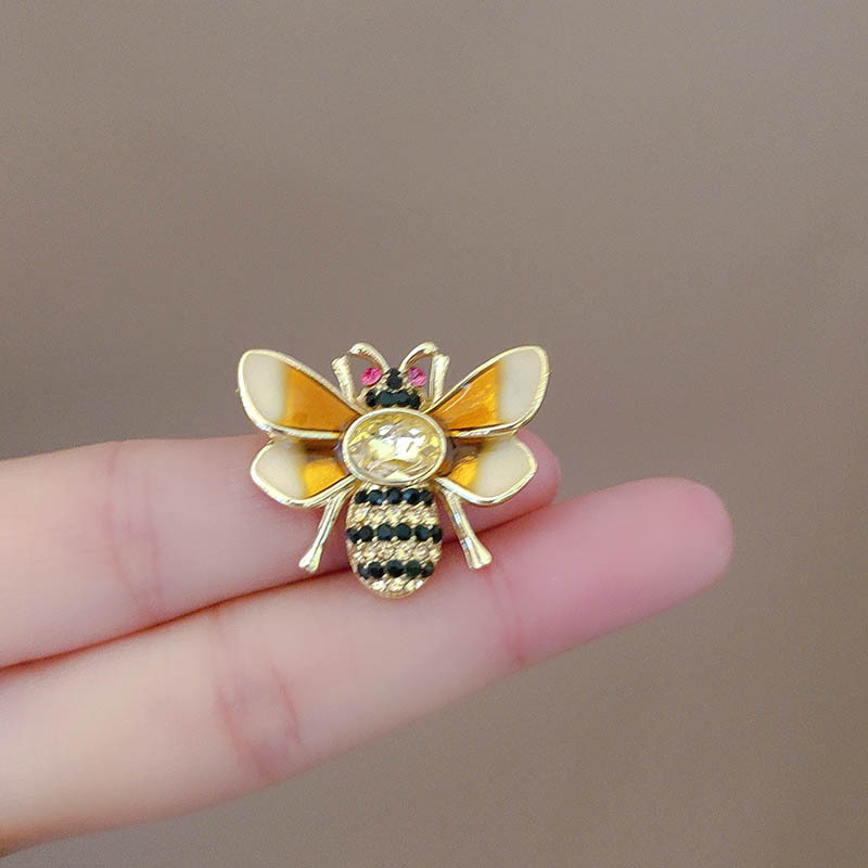 Temperamento de alta calidad pequeño broche de abeja retro encantador nicho flor de pecho exquisita moda animal pin accesorios de ropa mujer