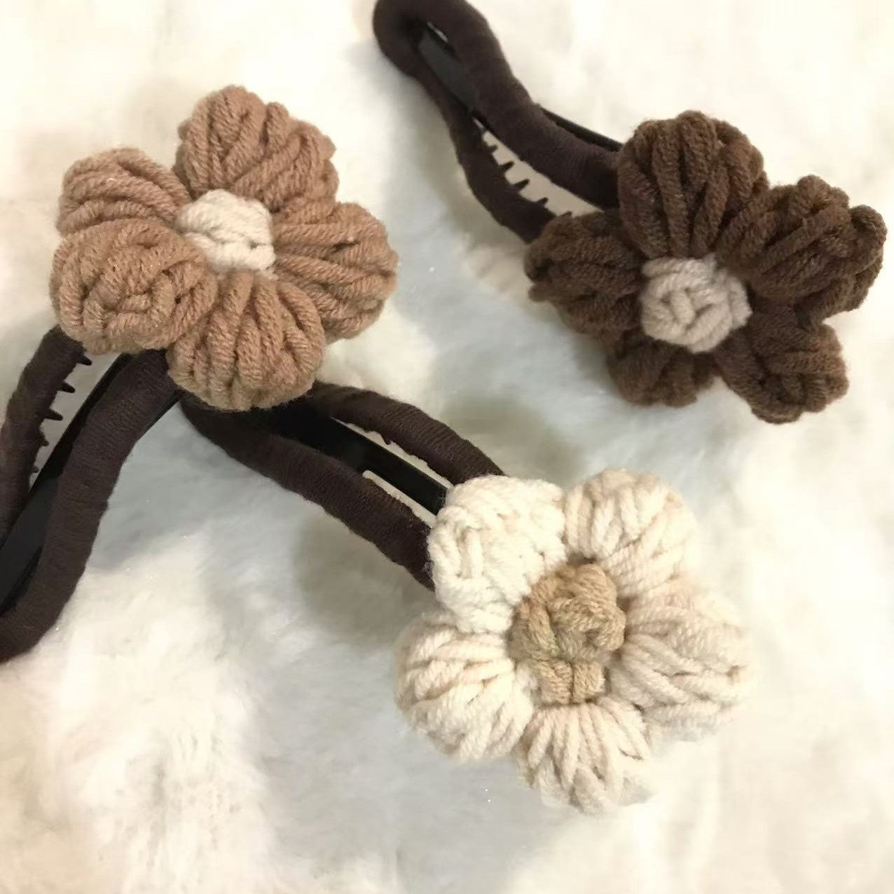 Extra-large yarn flower duckbill clip for autumn and winter with a high-end feel, half-braided hair clip for the back of the head, one-word flat braided hair clip hair accessory
