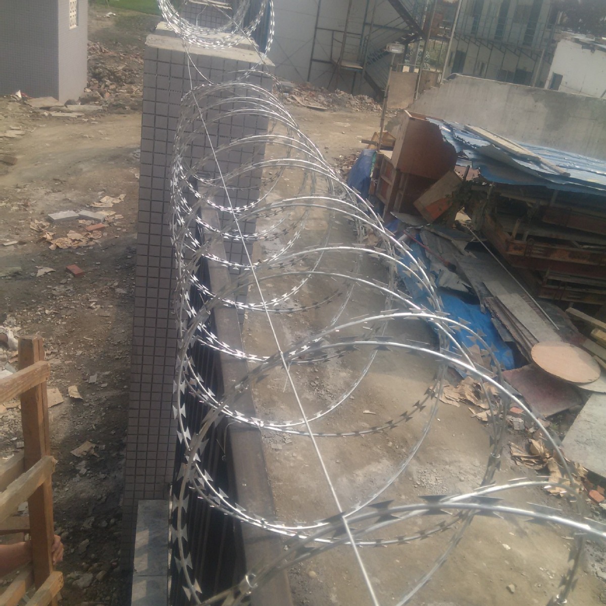 玉恒源厂价直供防盗刀刺网热镀锌不锈钢刀刺网