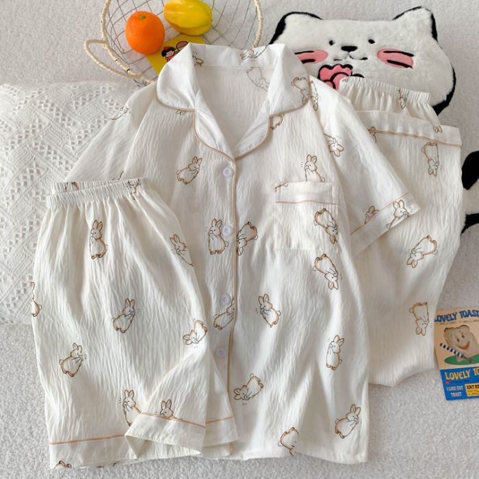Al por mayor transfronterizo nuevo pijama de mujer tres piezas cardigan con solapa mangas cortas pantalones cortos KT gato dibujos animados cubierta de ropa doméstica