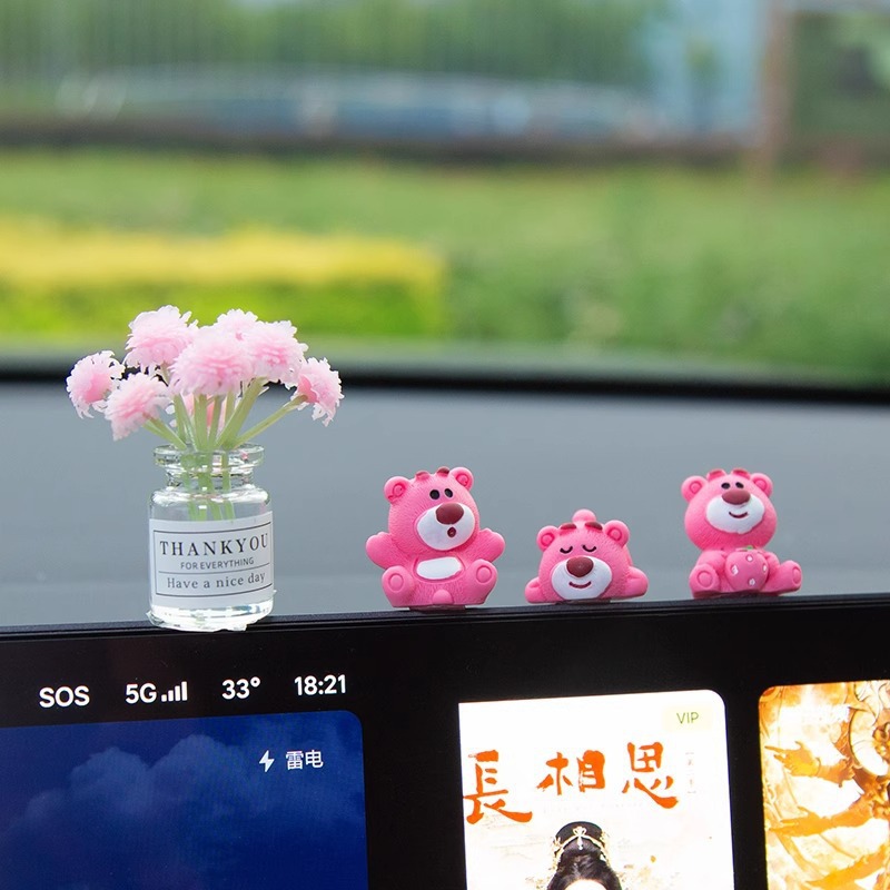 Adornos de coche lindo oso de fresa pantalla de control central descompresión muñeca pequeña accesorios de coche nuevo péndulo de decoración de celebridades de Internet