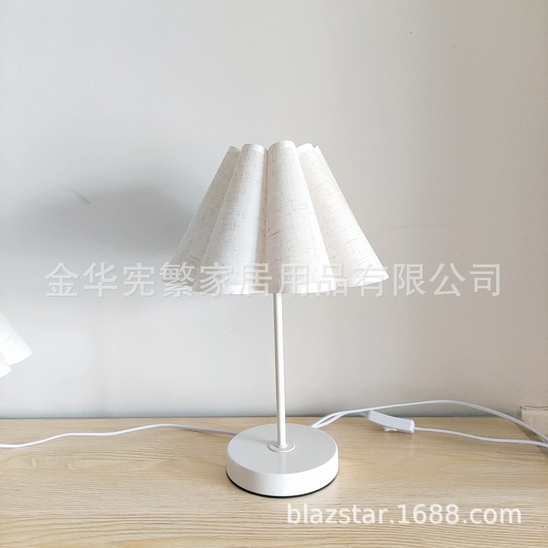 Lámpara de mesa para niños de decoración de cabecera de tela de pétalo de cerámica de metal de estilo japonés transfronterizo Apartamento B & B lámpara de mesa de dormitorio