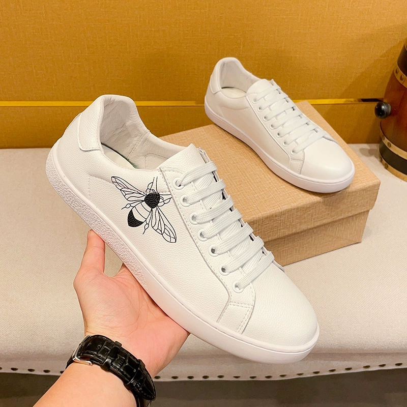 Легкие роскошные кроссовки для мужчин, высококачественные модные туфли 2025 года, легкие мягкие повседневные универсальные туфли "Маленькая пчелка" белого цвета для мужчин
