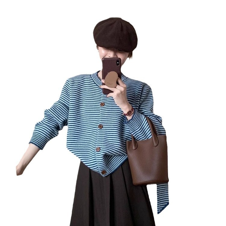 韓国系の青いストライプのカーディガンのセーターのコートの女性の秋冬の優しくて怠惰な風がゆったりしています。|undefined