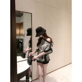 kubiliv【贵感松弛】老钱风印花斜肩蝙蝠袖设计感缎面衬衫上衣女