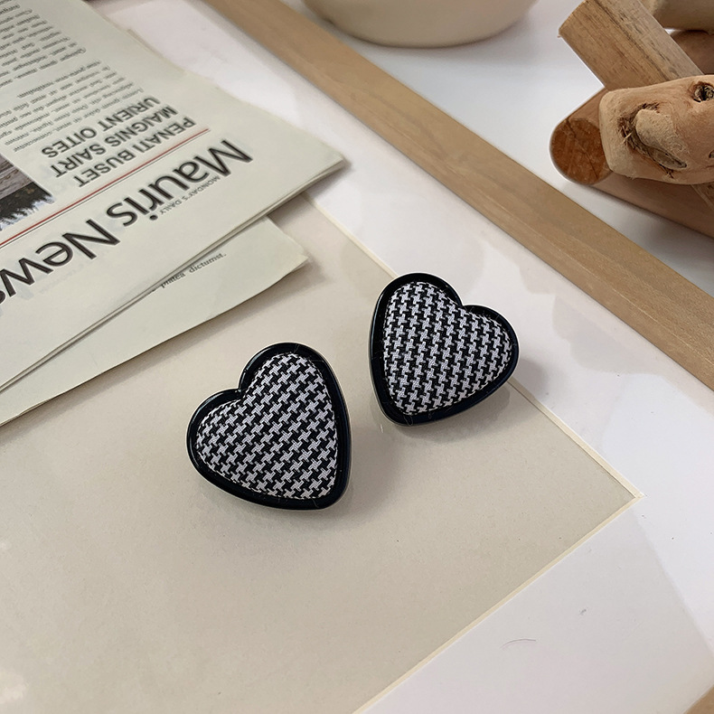 Heart-shaped Square Checkerboard Stud Earrings Wholesale Nihaojewelry display picture 5
