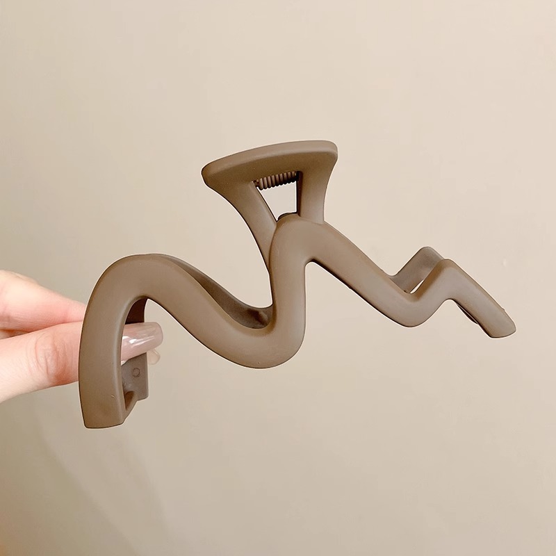 Versión coreana de letras negras, clip cuadrado grande, clip de tiburón femenino, volumen de cabello en la parte posterior de la cabeza, clip de cabello al por mayor