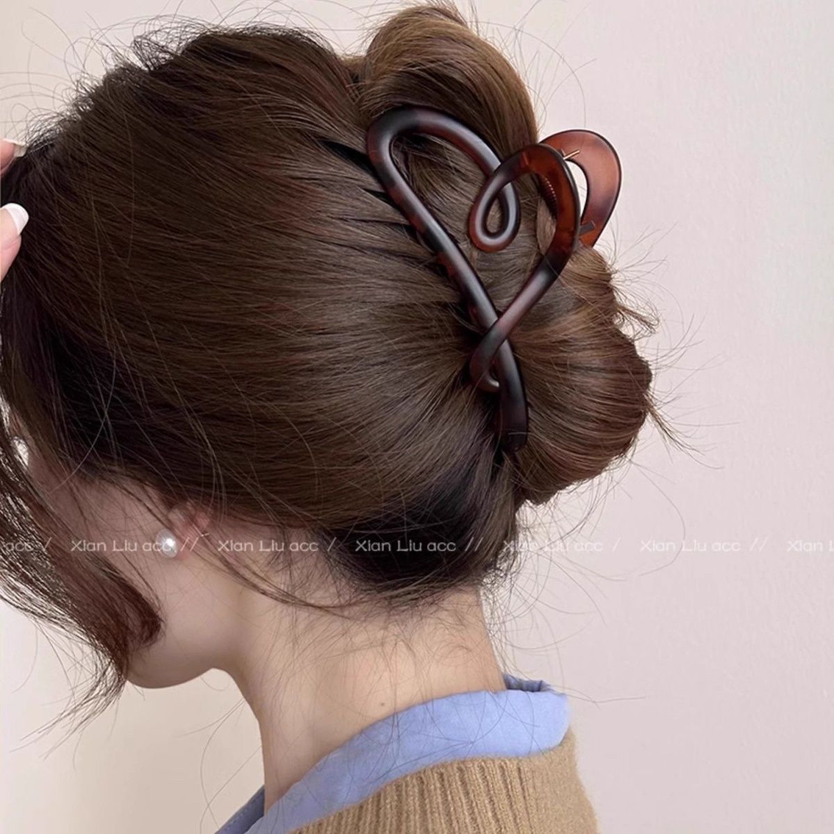 Chic Matte Black Heart-Shaped Clip Image 4