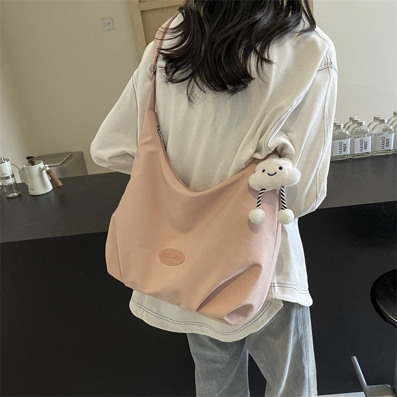 Bolsa de mujer coreana de cadena de alta capacidad debajo de la axila 2024, nuevo verano versátil de moda, bolso de hombro.