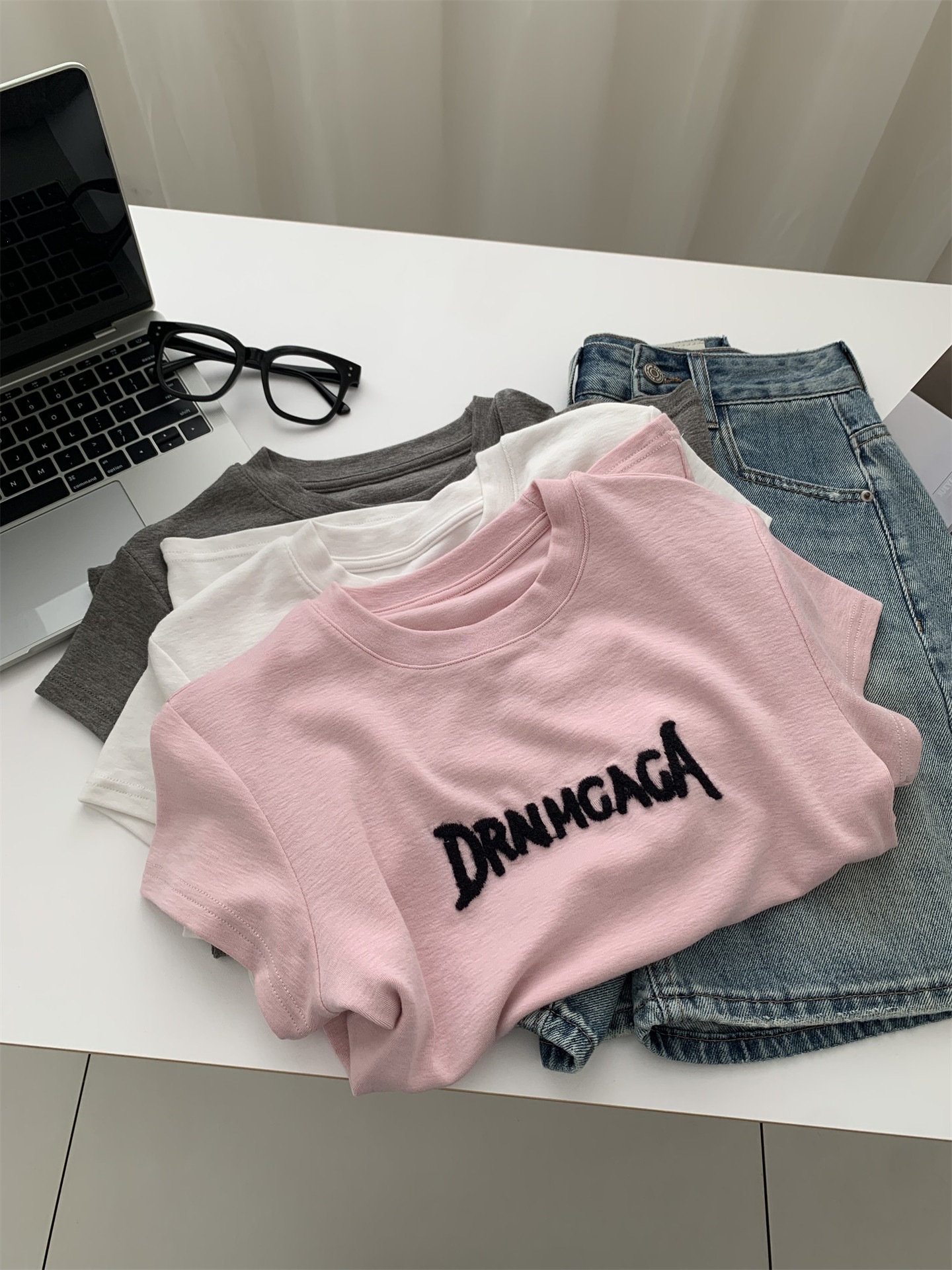 Retro three dimensional elastic T-shirt with a round collar