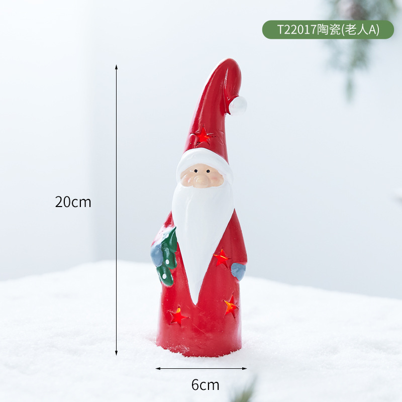 クリスマス陶磁器のぬいぐるみが老人雪だるまの小さなプレゼントを飾ってクリスマス装飾用品の祝日プレゼントを飾っている|undefined