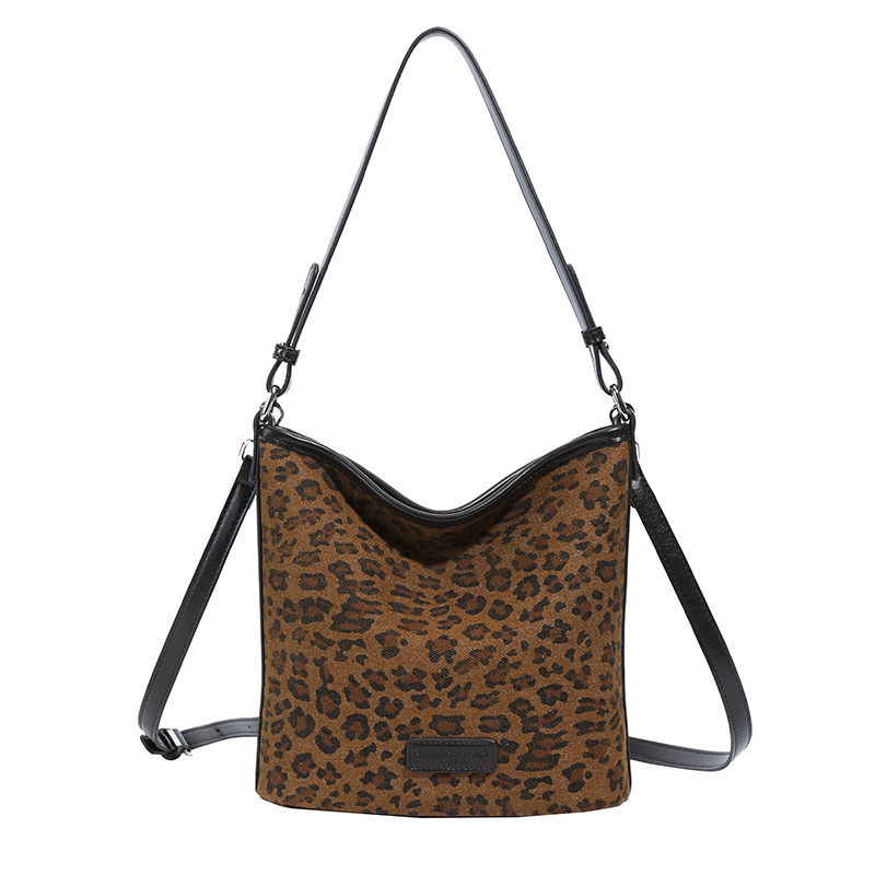 Niche Zhong esmaltado leopardo bolso de cubo para mujeres 2025 nuevo alta sensación de brazo de hombro bolso de transporte universal