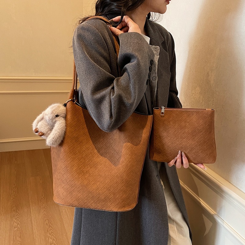 Bolsa de brazo retrógrada para niños y mujeres 2025 otoño y invierno nuevo viaje al trabajo bolsa de cubo de agua de gran capacidad bolsa de hombro tejida