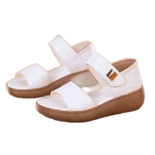 2026 verano nuevo cuero suave con una palabra con sandalias de talón de pendiente para mujeres Velcro ligero antideslizante zapatos casuales de mediana edad