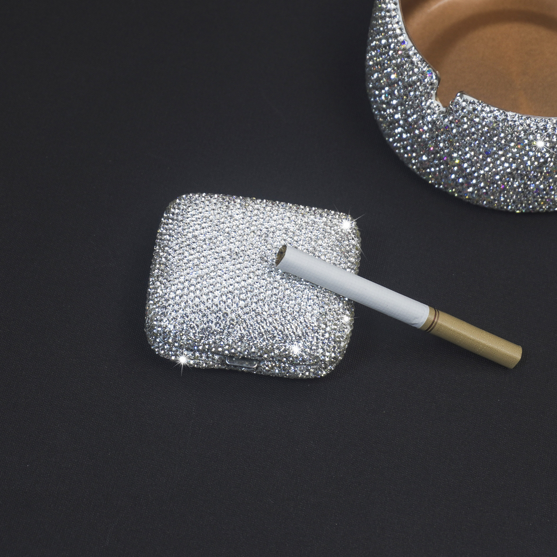 Cross-Border Hot-Selling Rhinestone-Encrusted Ashtray, Exquisite Full-Diamond Anti-Fly Ash Stainless Steel Creative Diamond-Encrusted Car Ashtray with Lid