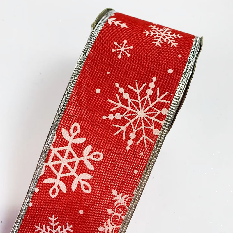メーカーのクリスマスリボンの格子は麻をまねて鉄の線の辺の雪の花輪を持って装飾します。|undefined
