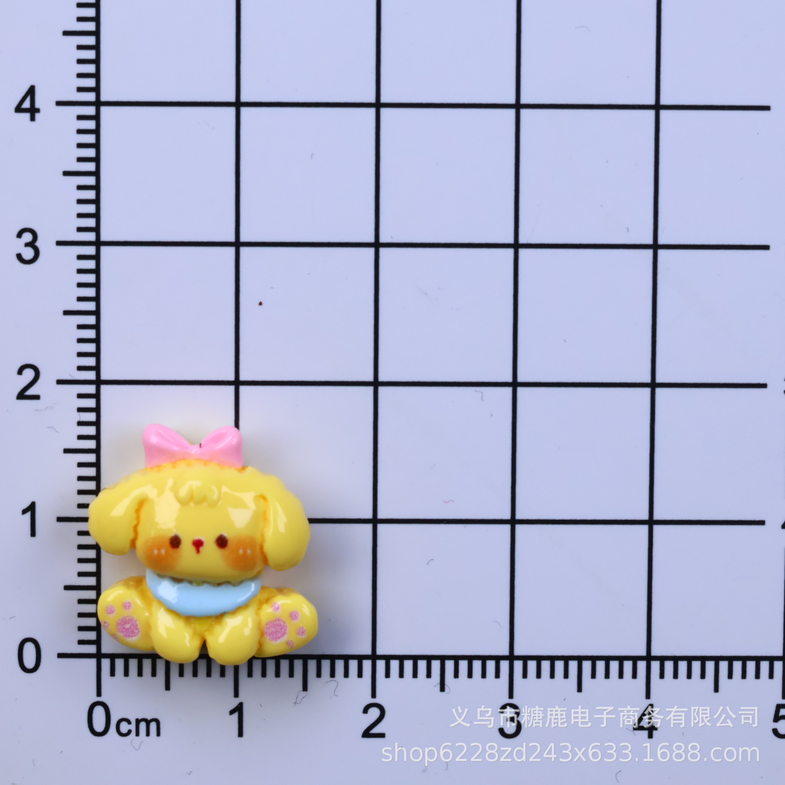 앉아있는 작은 노란 개