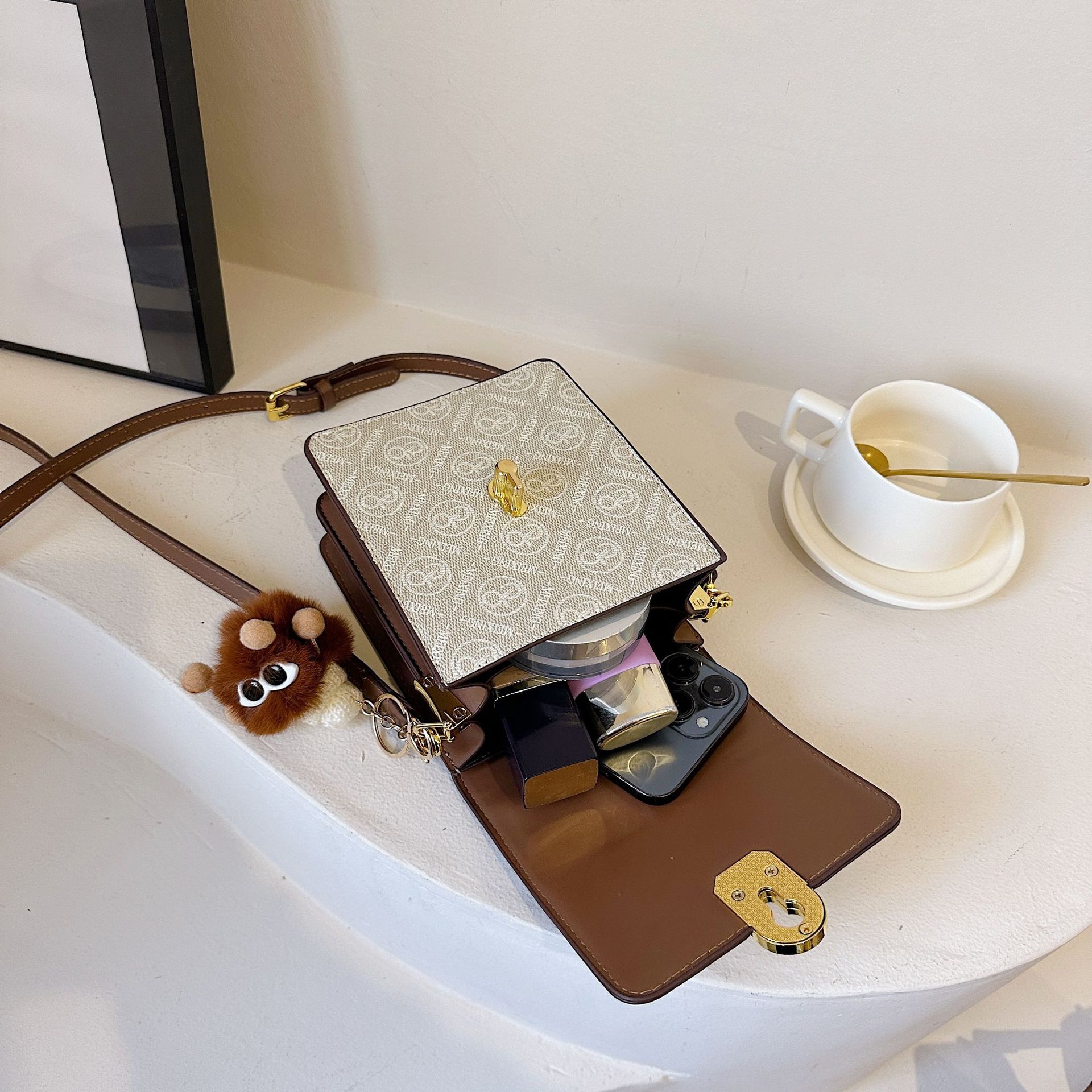 Bolso bandolera ligero de lujo de alta gama con textura de nicho francés nuevo 2024 para mujer, bolso cuadrado pequeño de un solo hombro_voghion.com