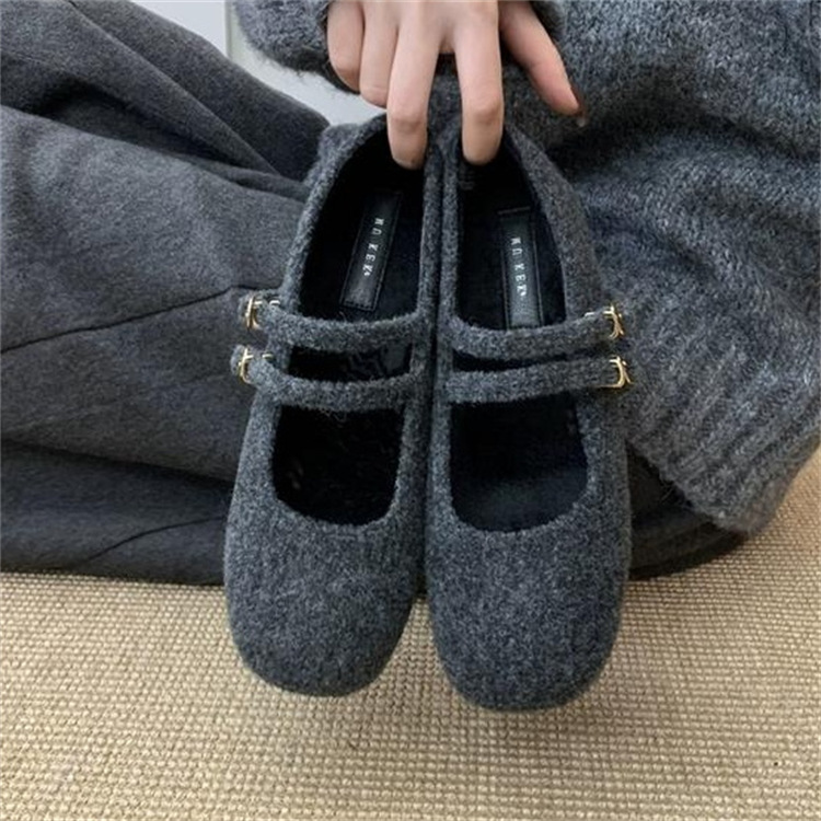 Chanel-style one-strap plush shoes for women, suitable for outdoor wear, new autumn and winter 2026 model, with internal height increase and warm cotton lining Chanel-style one-strap plush shoes for women, suitable for outdoor wear, new autumn and winter 2026 model, with internal height increase and warm cotton lining