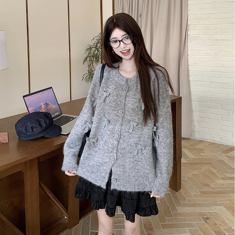 别致设计感灰色蝴蝶结毛衣女秋冬大码短款圆领针织开衫外套|undefined