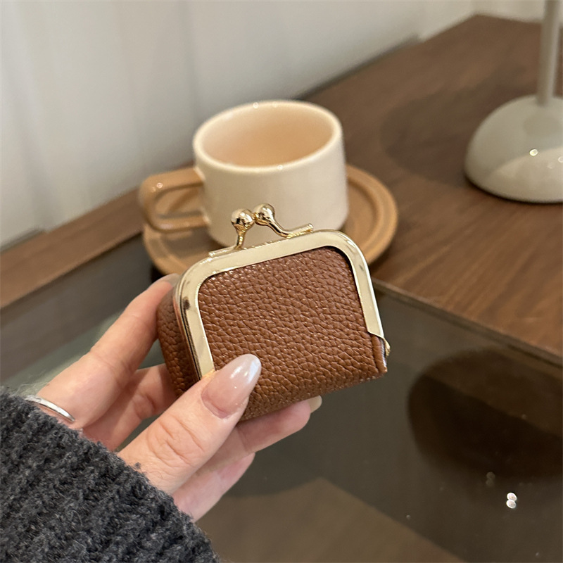 Nuevo bolso de lápiz labial de color sólido de estilo extranjero, mini bolso de mano de nicho de diseño de compras de moda compacto